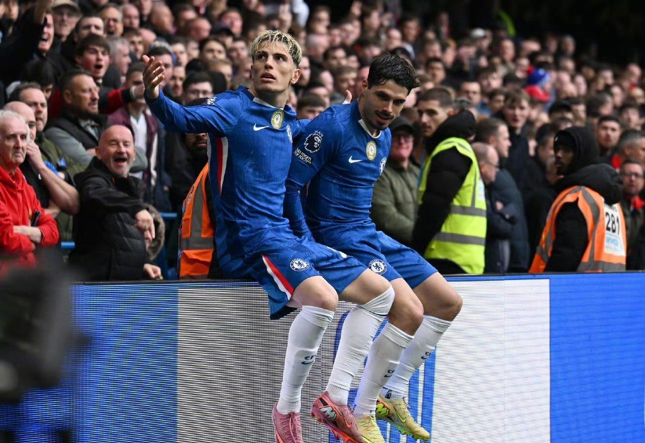 意甲第十四轮：萨索洛3-1逆转佛罗伦萨，紫百合陷入困境（意甲第14轮：萨索洛3-1上演逆转，佛罗伦萨陷入低迷）