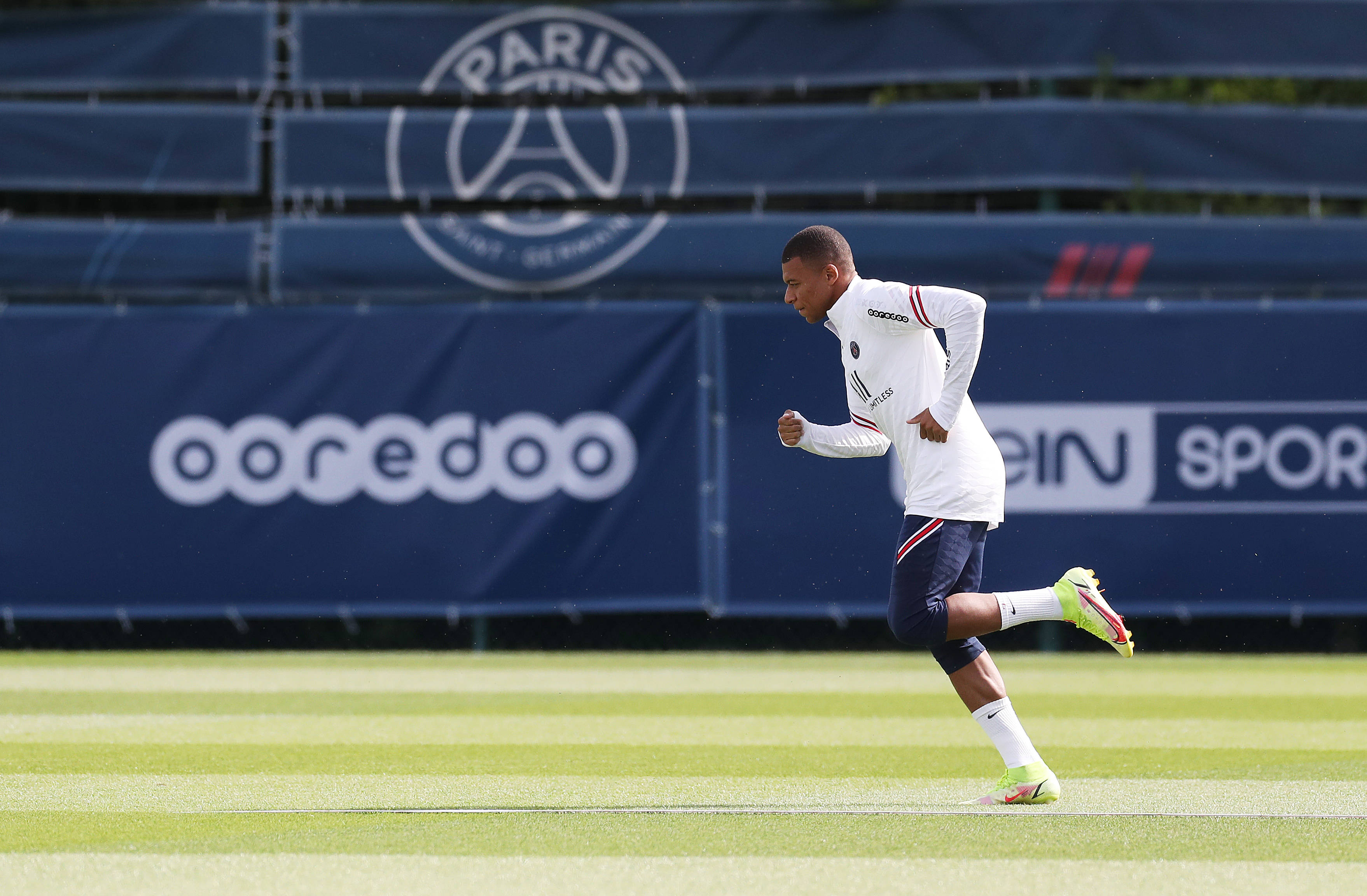 西甲积分榜：巴萨先赛获胜领先皇马4分，马竞两连败暂列第五（西甲最新积分榜：巴萨抢先取胜将对皇马优势扩大至4分，马竞两连败暂居第5）