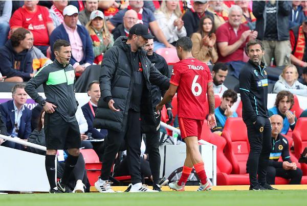 港队主场战新加坡，新加坡球员伤退时担架工作人员忍不住庆祝（港足主场对阵新加坡 客队球员伤退时担架员竟欢呼）