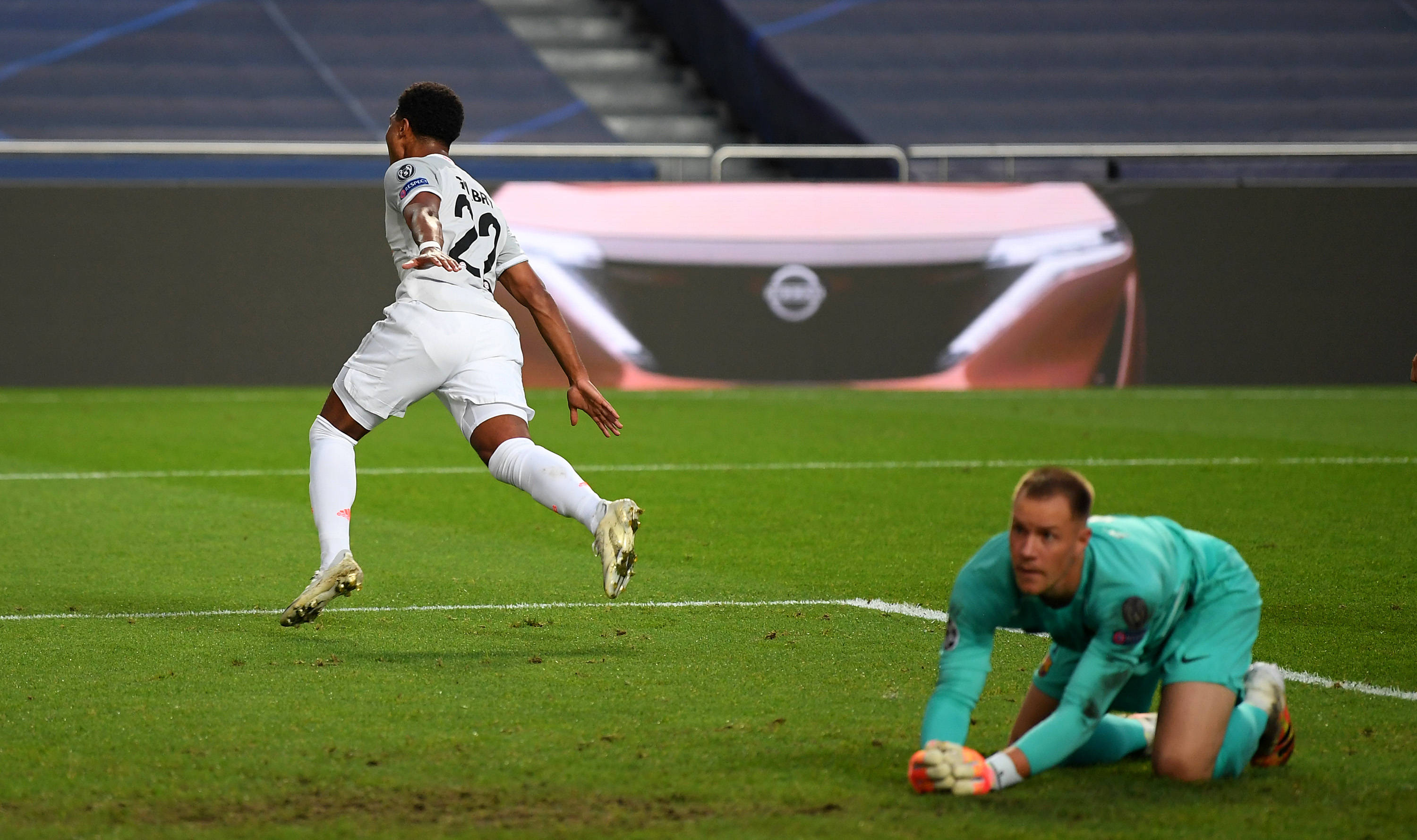 这脚传球太精准了（这一脚传球精准到位）