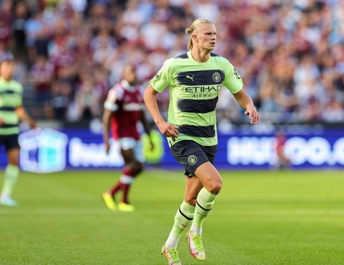 青岛西海岸晒视频：把口号带到诺坎普，老外喊“战斗青岛队”（青岛西海岸发布视频：将口号带到诺坎普，外籍球迷齐声高喊“战斗青岛队”）